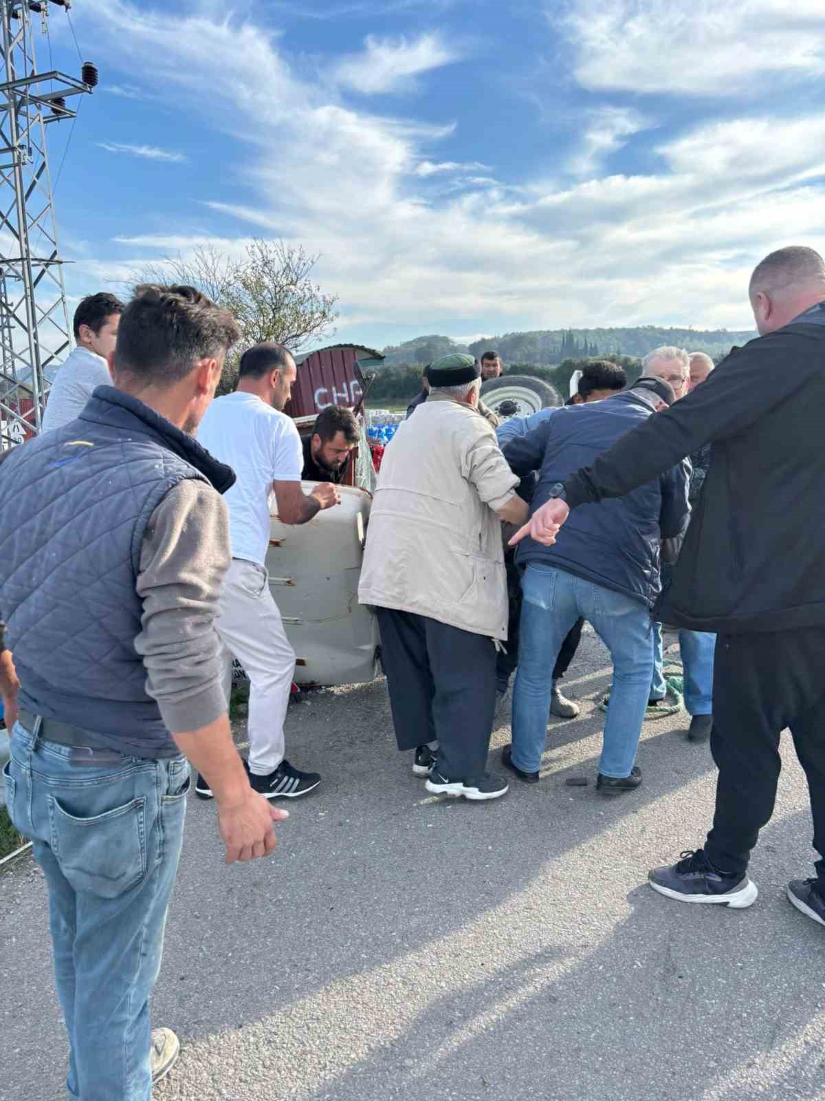 Sinop’ta otomobil traktöre arkadan çarptı: 2 yaralı