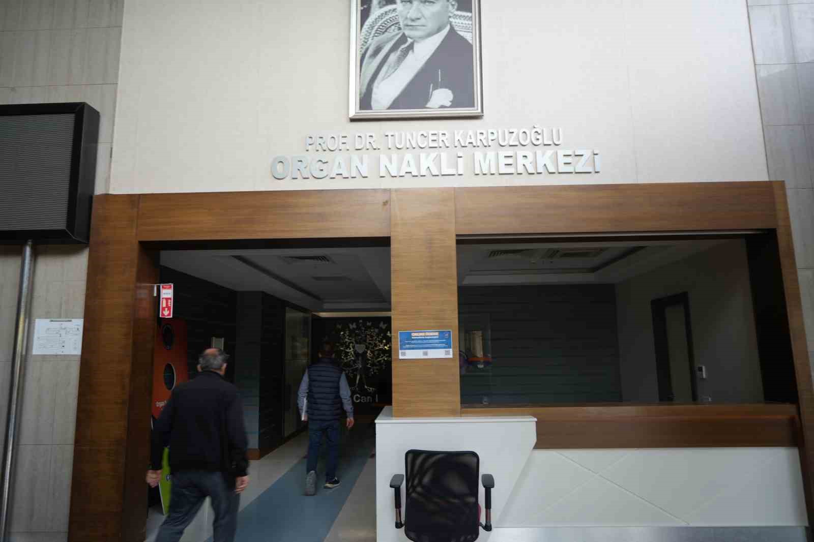 48 yıldır babasından ve kız kardeşinden aldığı b&ouml;breklerle yaşıyor
