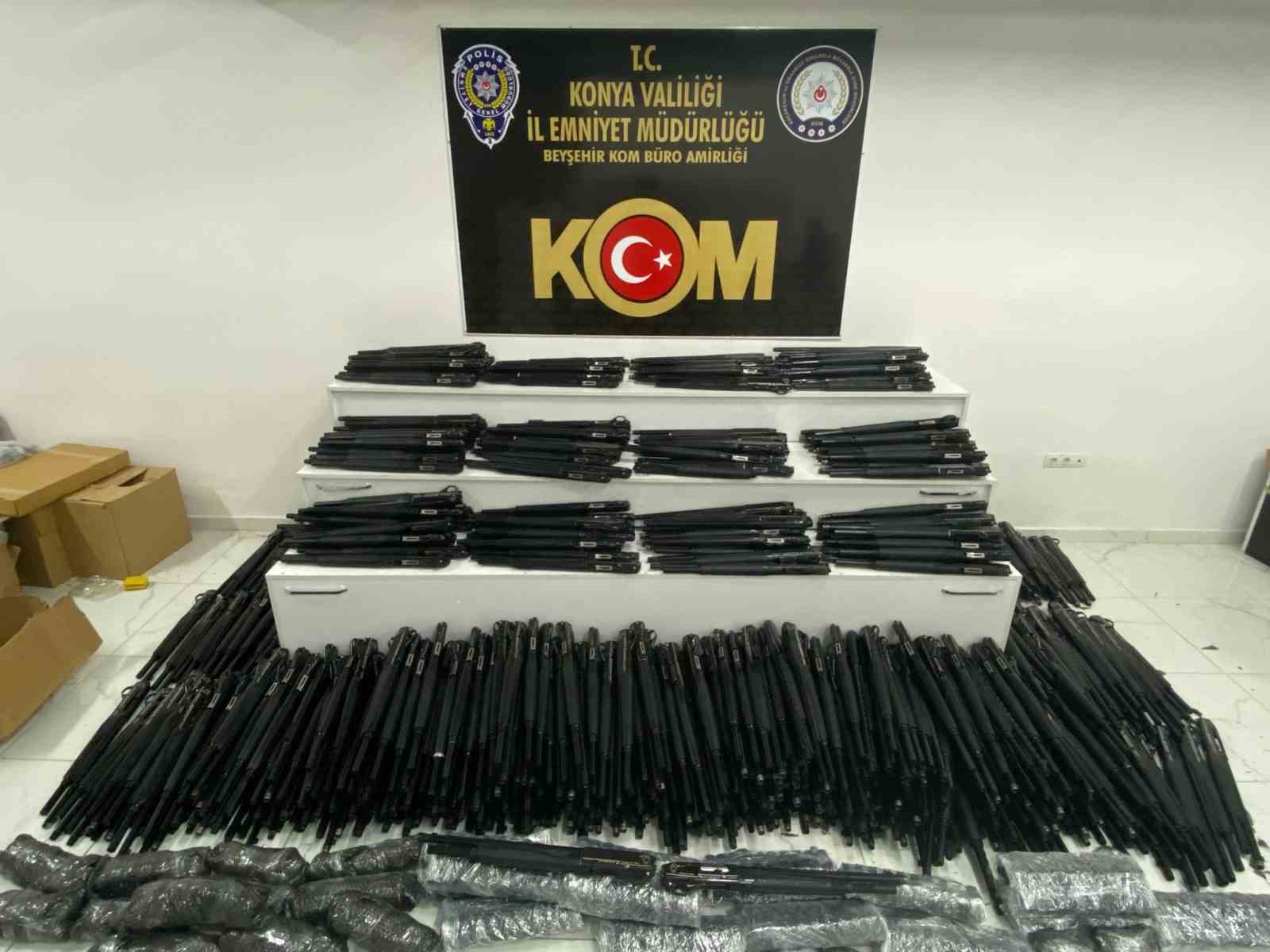 Konya&rsquo;da y&uuml;zlerce silah ve silah par&ccedil;ası ele ge&ccedil;irildi
