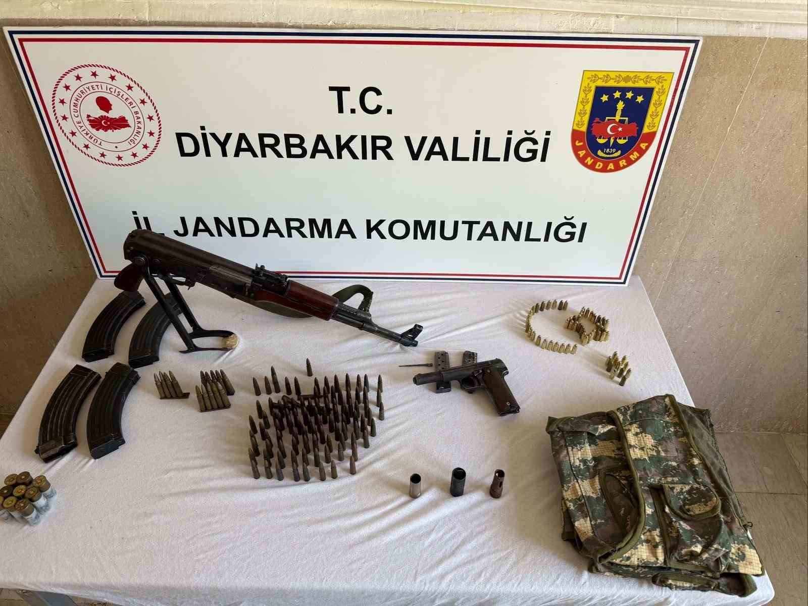 Diyarbakır’da jandarma operasyonlarında çok sayıda silah ve mühimmat ele geçirildi