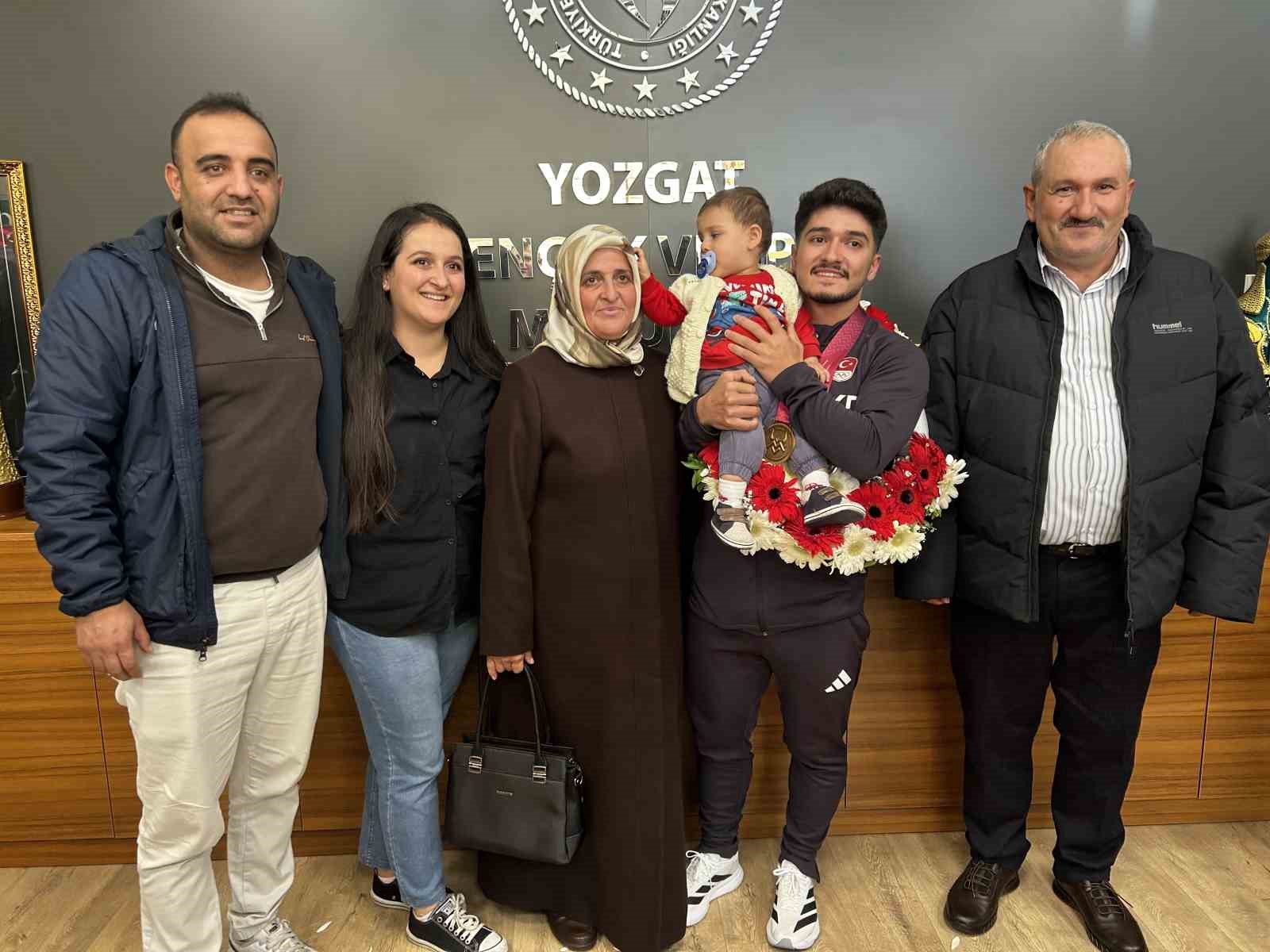 Rekor kırarak dünya şampiyonu olan milli halterci Muhammed Furkan Özbek, memleketinde davul ve zurna ile karşılandı