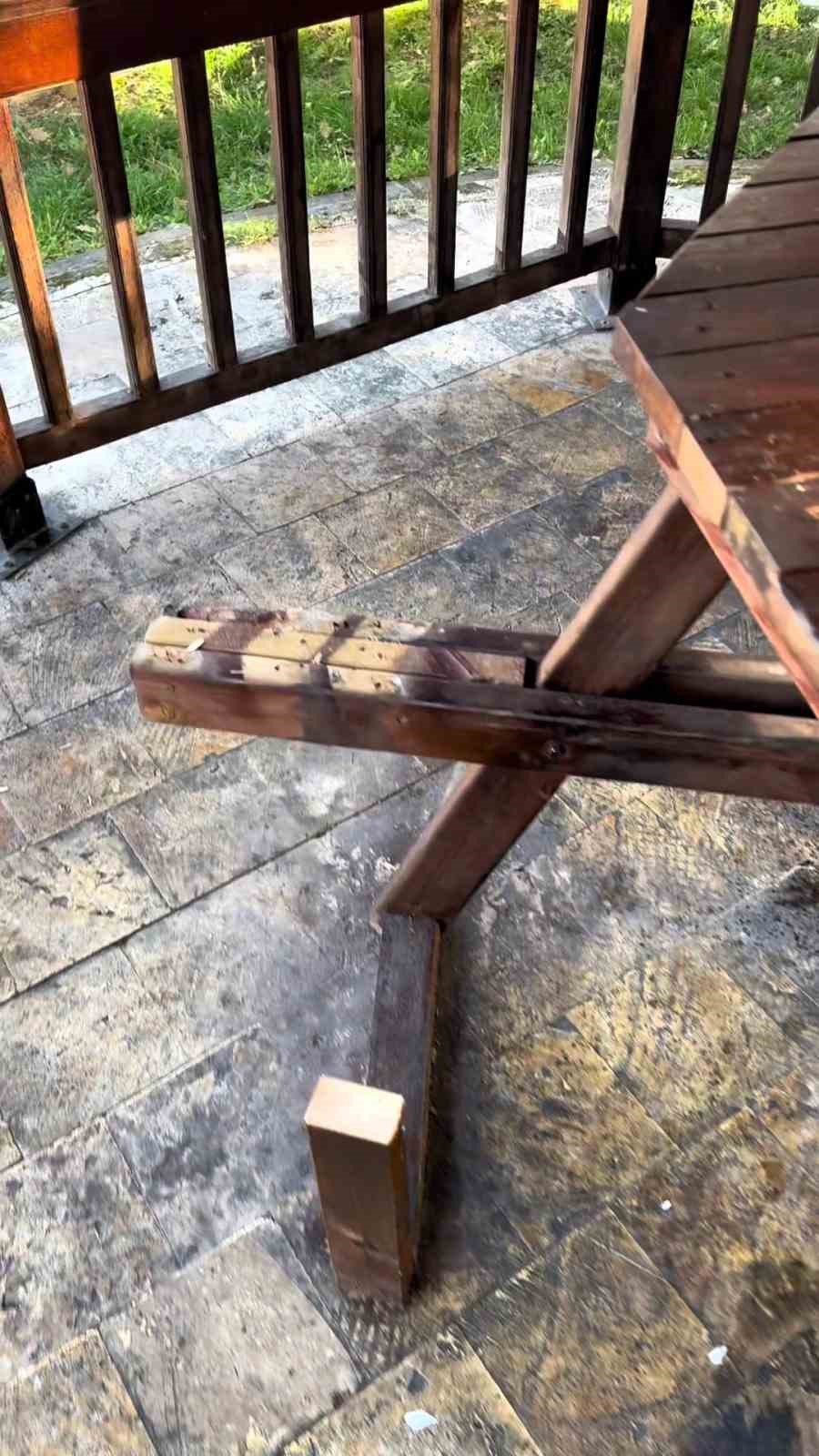 Belediye başkanı parka zarar verenlere tepki g&ouml;sterdi
