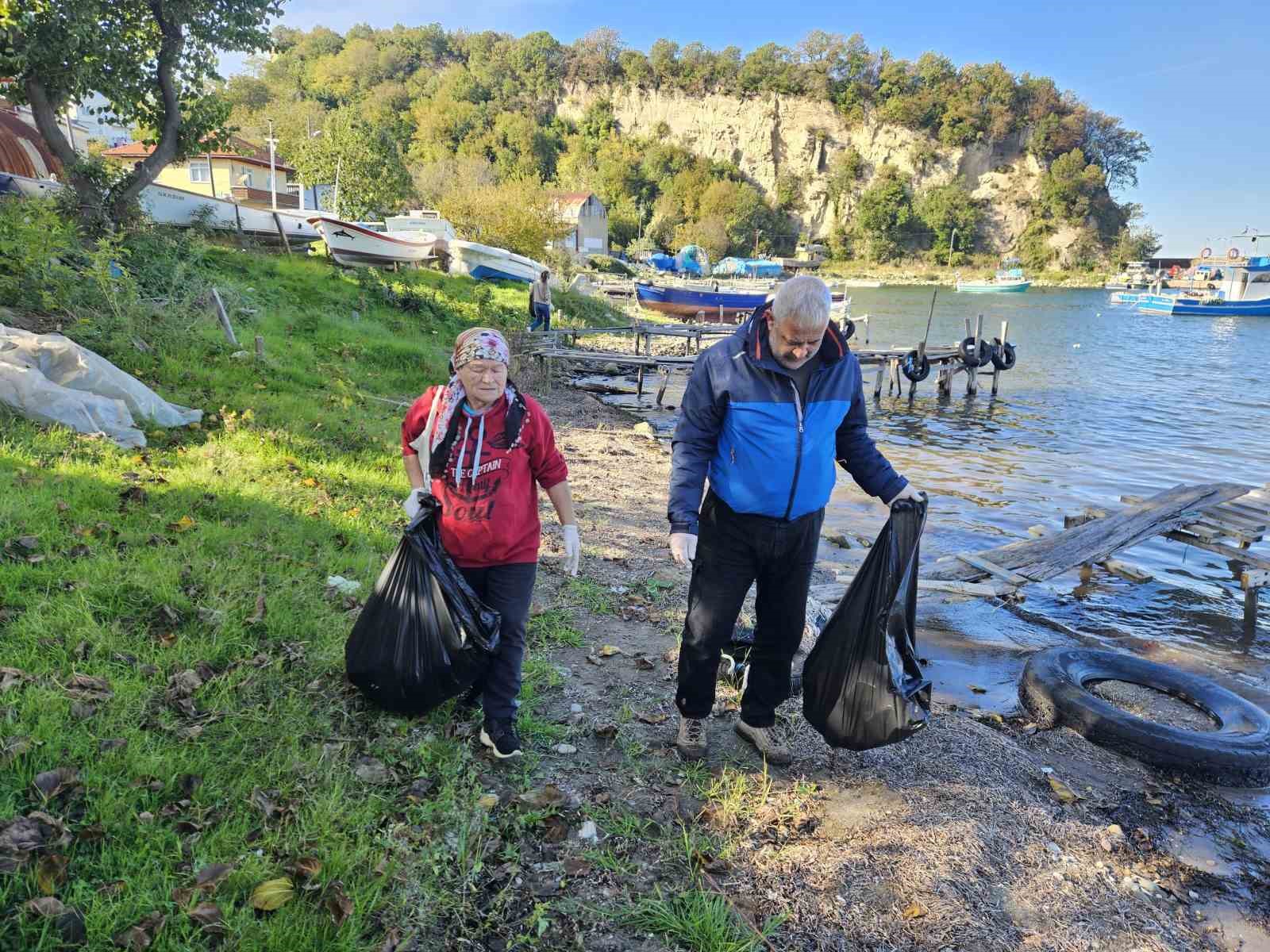 Kurucaşile’de 2 saatte 30 poşet çöp toplandı
