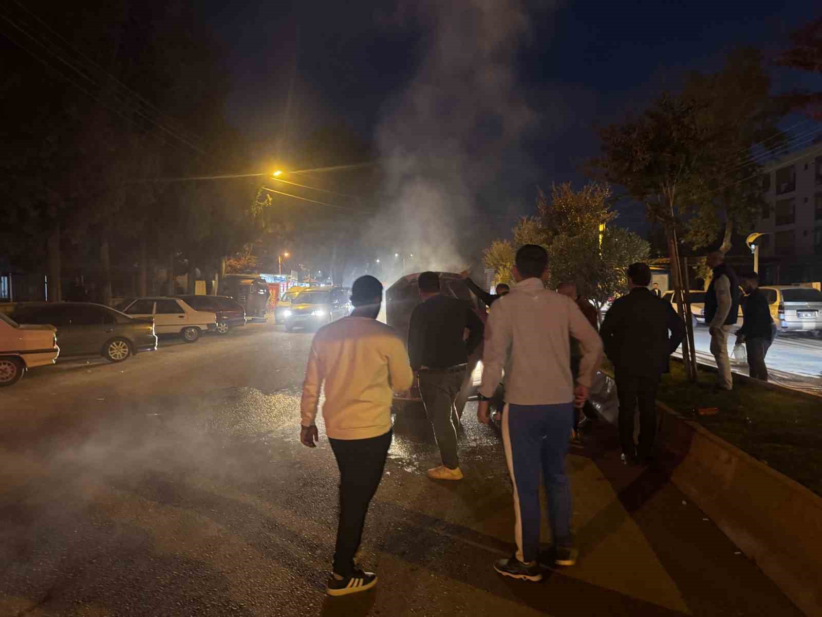 Seyir halindeki otomobil alev aldı