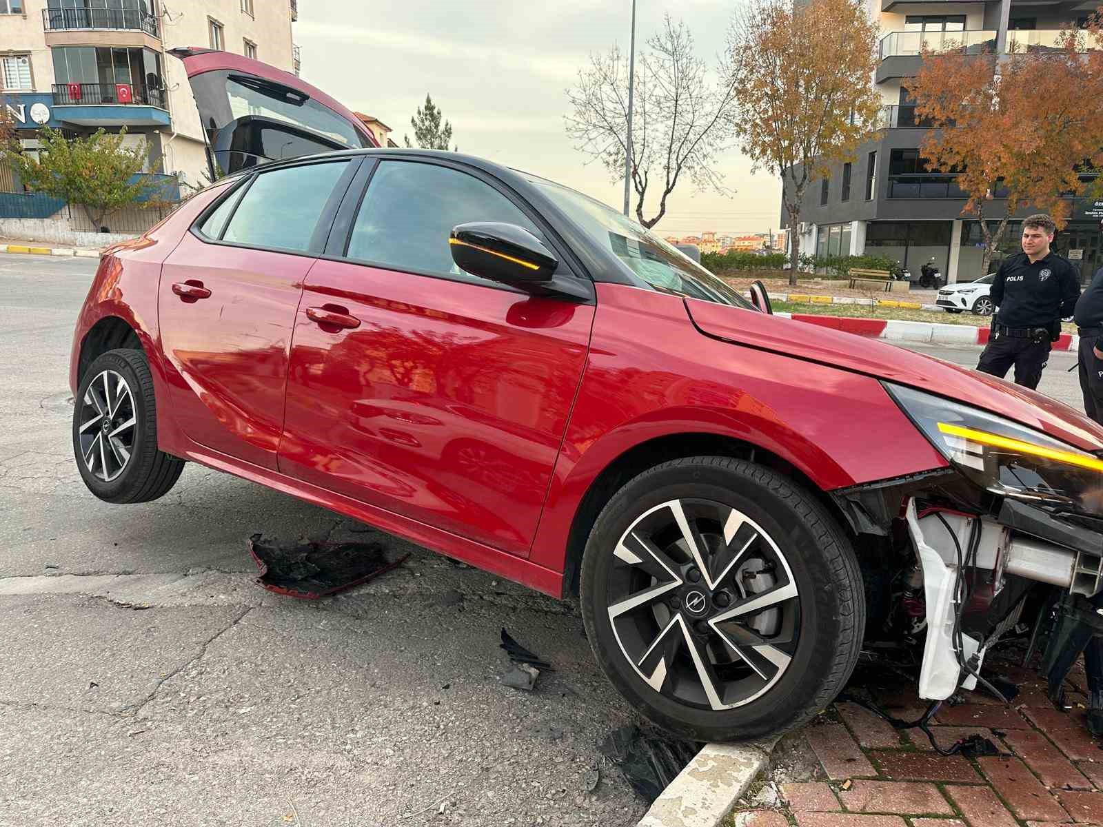 Uşak’ta iki otomobil çarpıştı: 2 yaralı