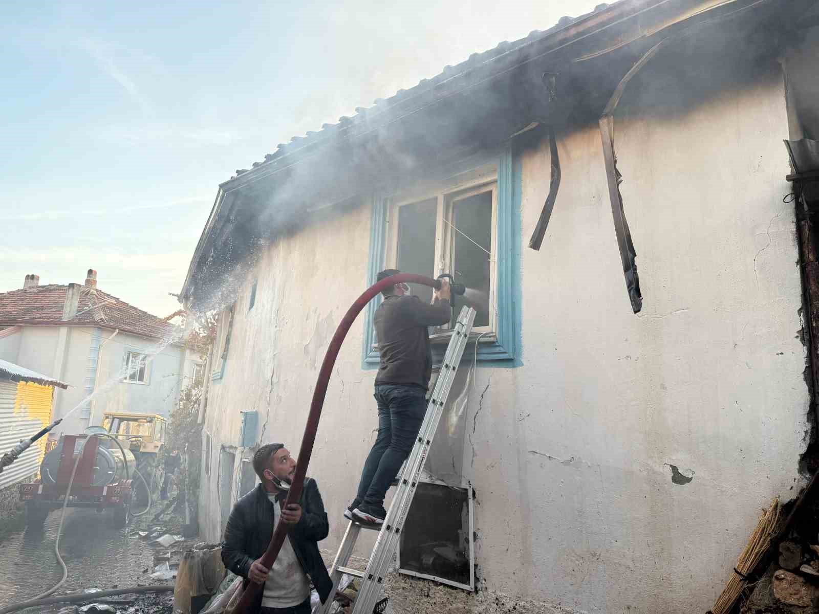 Kütahya’da çıkan yangında iki ev ve bir ahır kullanılamaz hale geldi