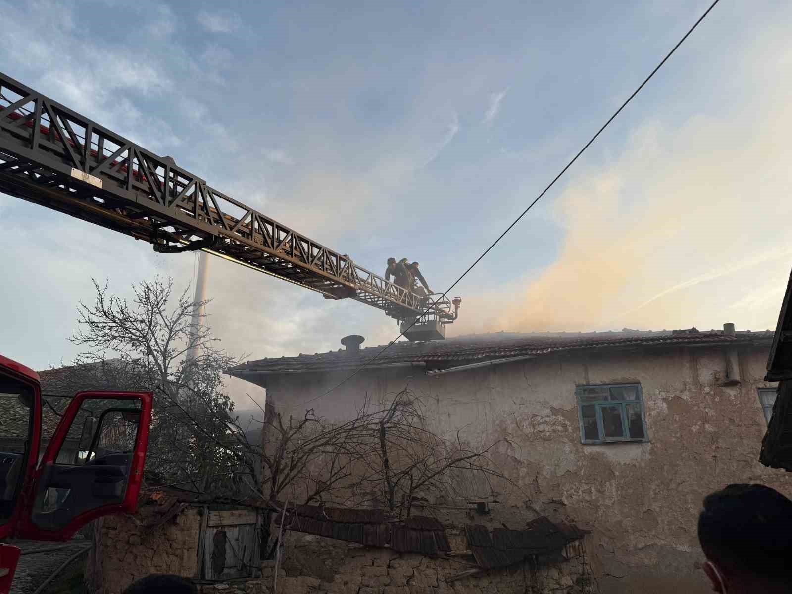 Kütahya’da çıkan yangında iki ev ve bir ahır kullanılamaz hale geldi
