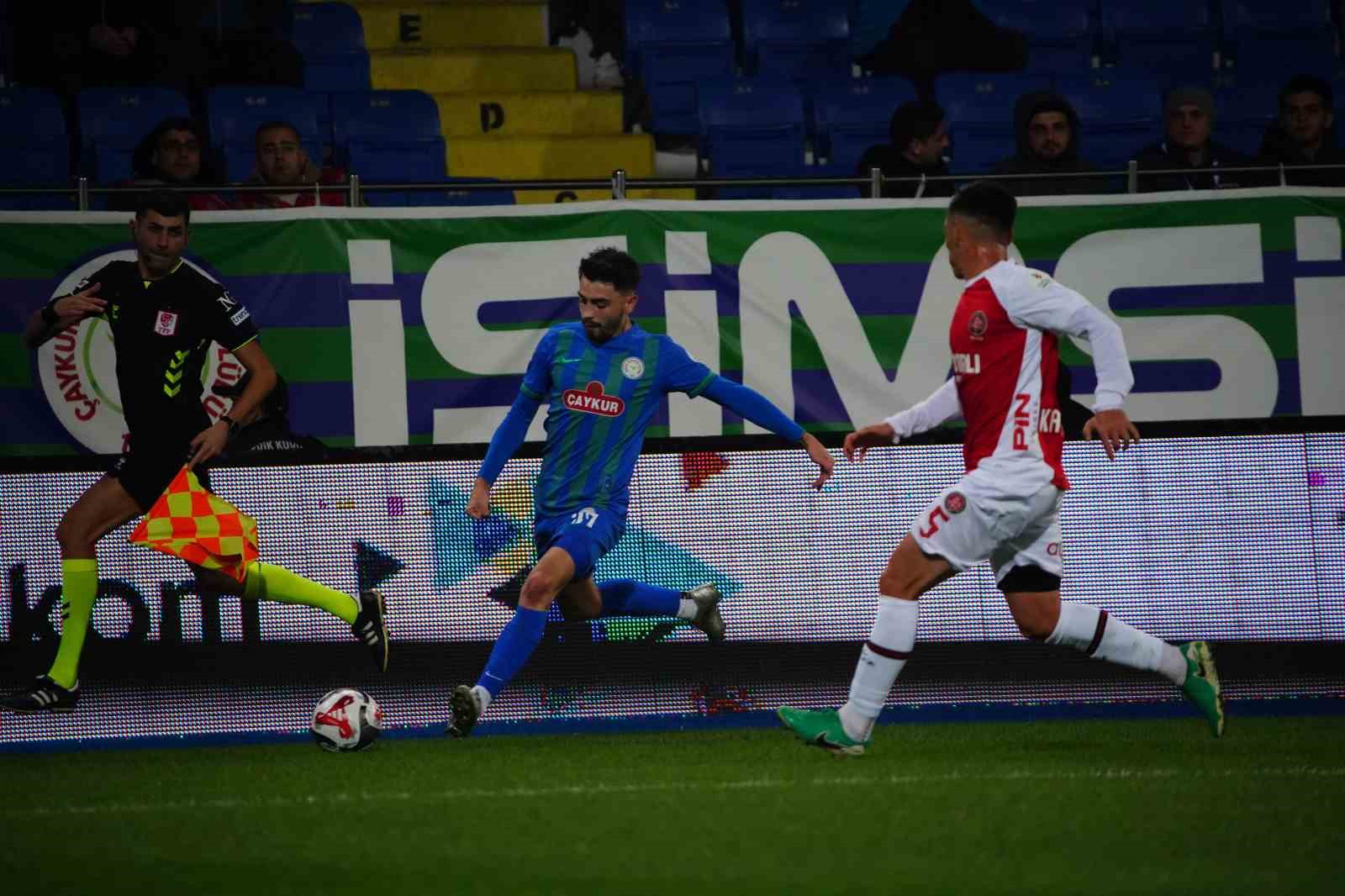 Trendyol Süper Lig: Çaykur Rizespor: 0 - Fatih Karagümrük: 0 (İlk yarı)
