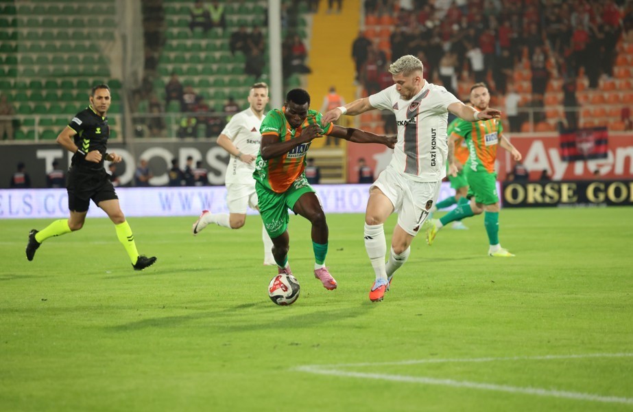 Trendyol S&uuml;per Lig: Alanyaspor: 0 - Gaziantep FK: 0 (İlk yarı)
