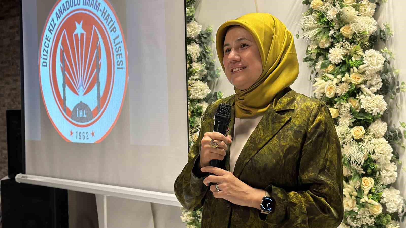 Kızılay Genel Başkanı Yılmaz, Düzce’de 41 yıllık eğitim hayatını noktalayan hocası için düzenlenen veda programına katıldı