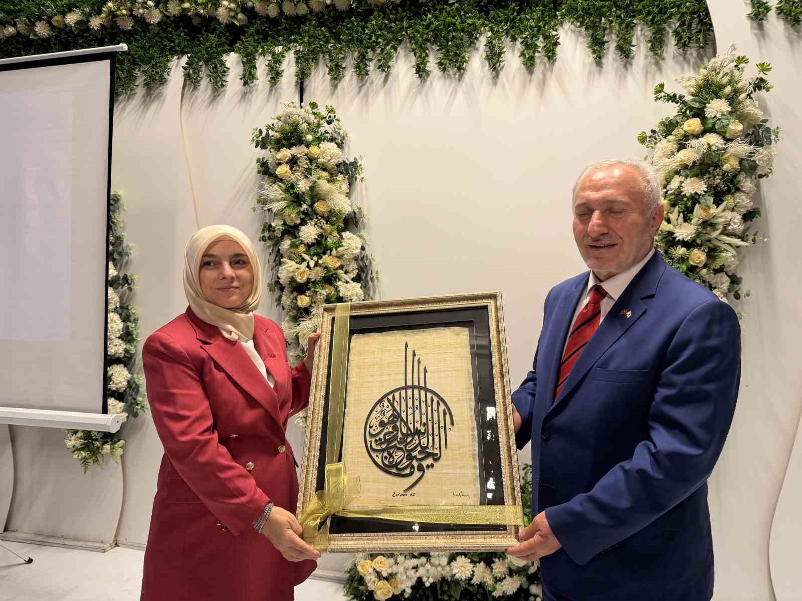 Kızılay Genel Başkanı Yılmaz, D&uuml;zce&rsquo;de 41 yıllık eğitim hayatını noktalayan hocası i&ccedil;in d&uuml;zenlenen veda programına katıldı
