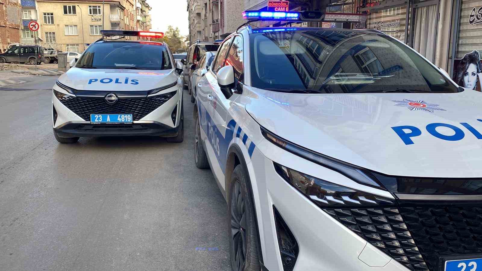 Elazığ&rsquo;da kendi boğazını kesen kadın ağır yaralandı
