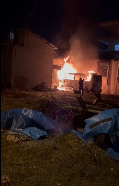 Antalya’da park halindeki minibüs alev alev yandı