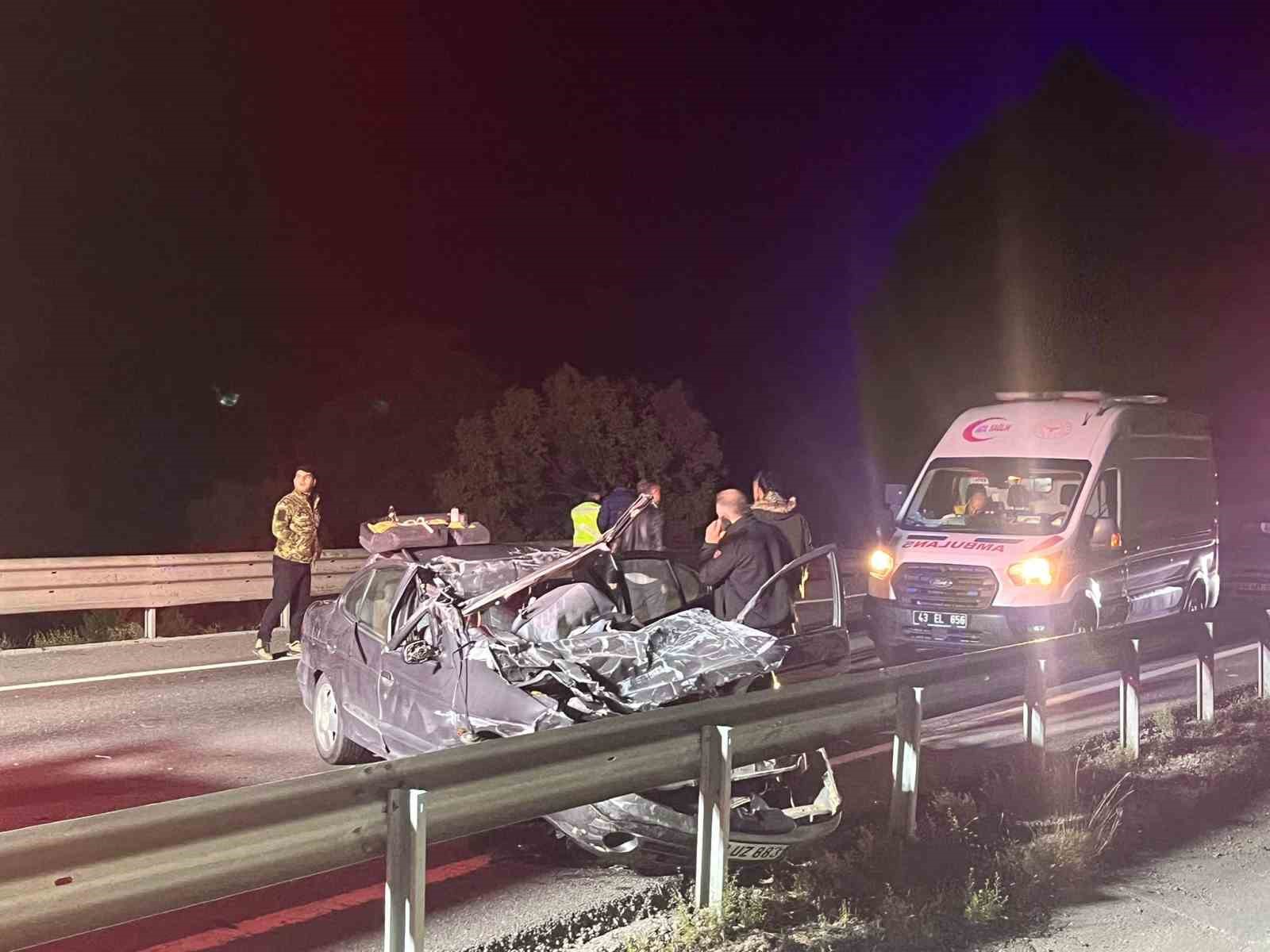 Tıra arkadan çarpan otomobil hurda yığınına döndü: 1 ölü