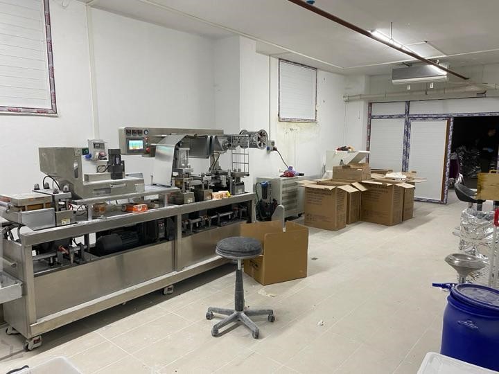 Antalya&rsquo;da uyuşturucu imalathanesine operasyon: 1,8 milyon sentetik ecza hap ele ge&ccedil;irildi
