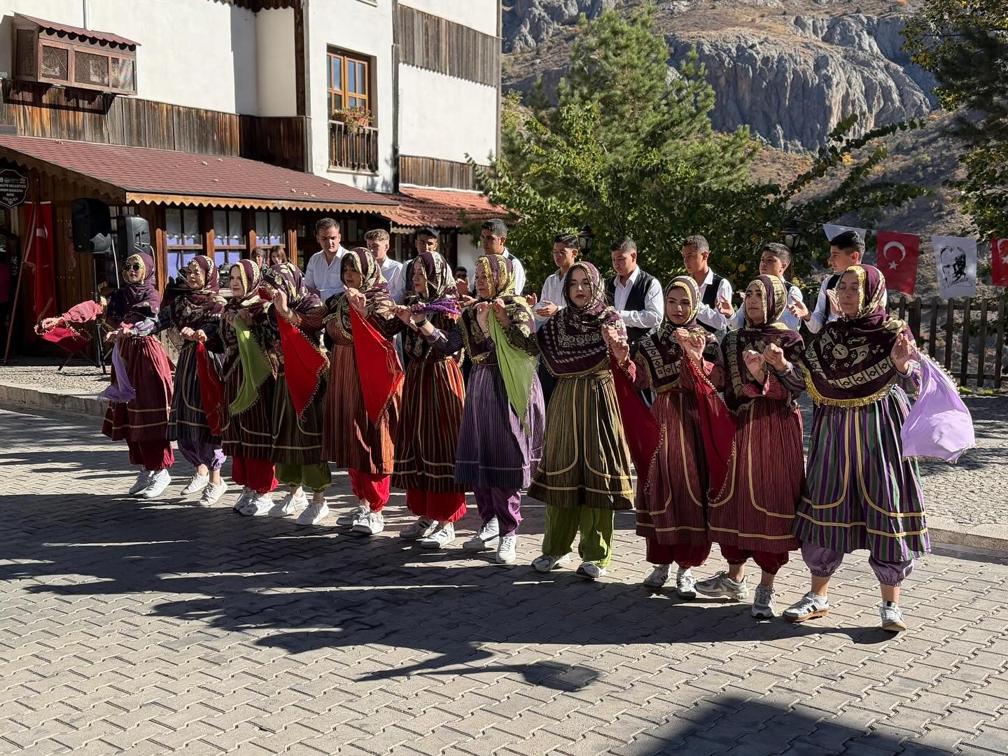 Eğin Halk Oyunları, gençlerle yeniden hayat buluyor