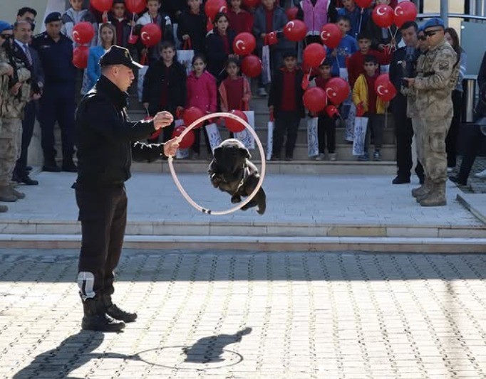 Pazaryeri&rsquo;nde minik &ouml;ğrenciler jandarma etkinlikleri ve k&ouml;pek g&ouml;sterileriyle tanıştı
