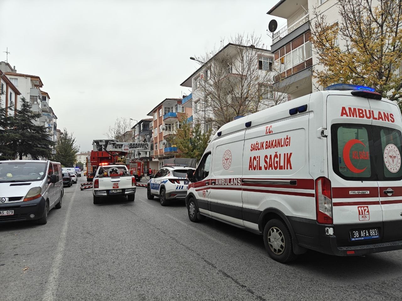 Kendini kilitlediği evini ateşe verdi
