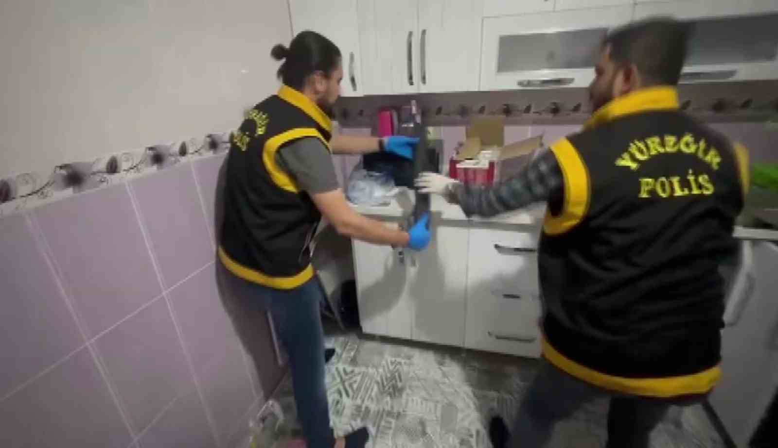 Mutfak dolabından AK-47 ve pompalı tüfek çıktı