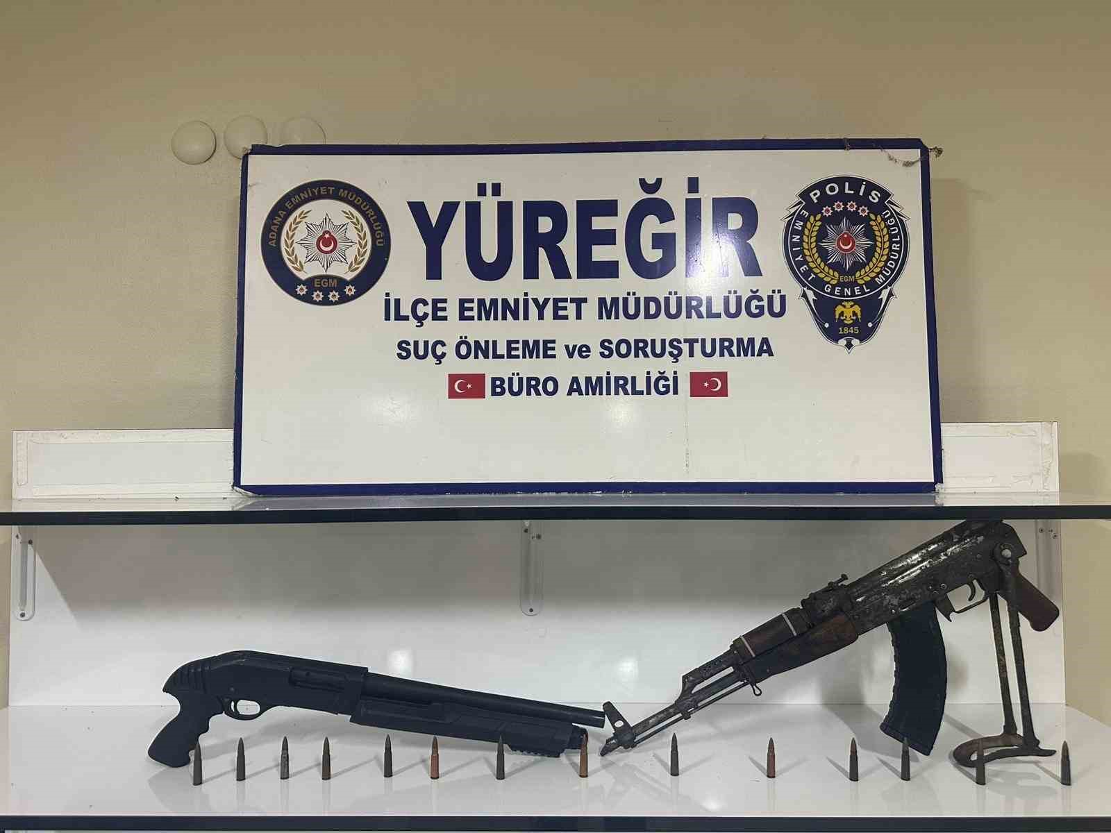 Mutfak dolabından AK-47 ve pompalı tüfek çıktı
