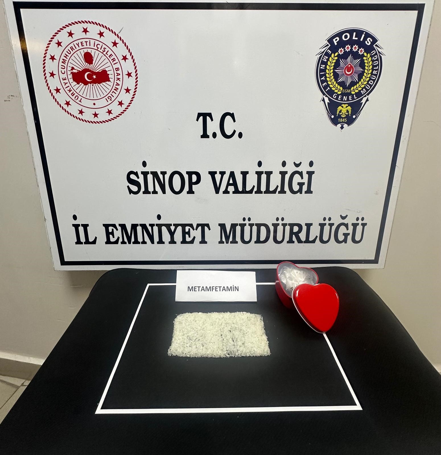Sinop emniyetinden kaçakçılık ve uyuşturucuya eş zamanlı darbe
