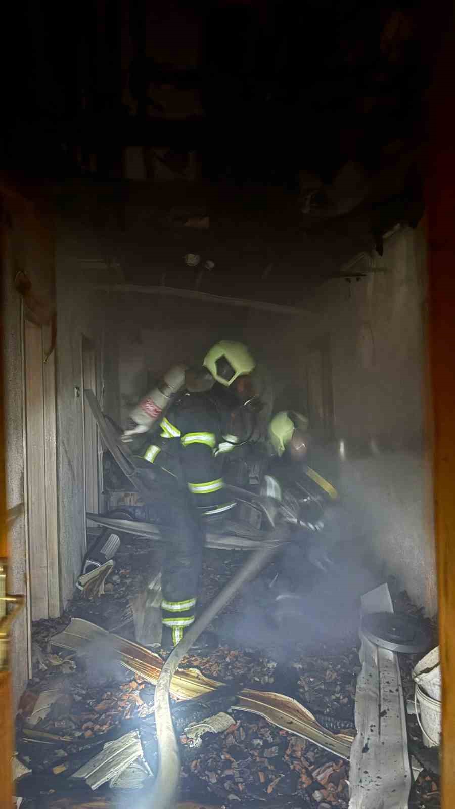 Burdur’da alev alev yanan ev kullanılamaz hale geldi