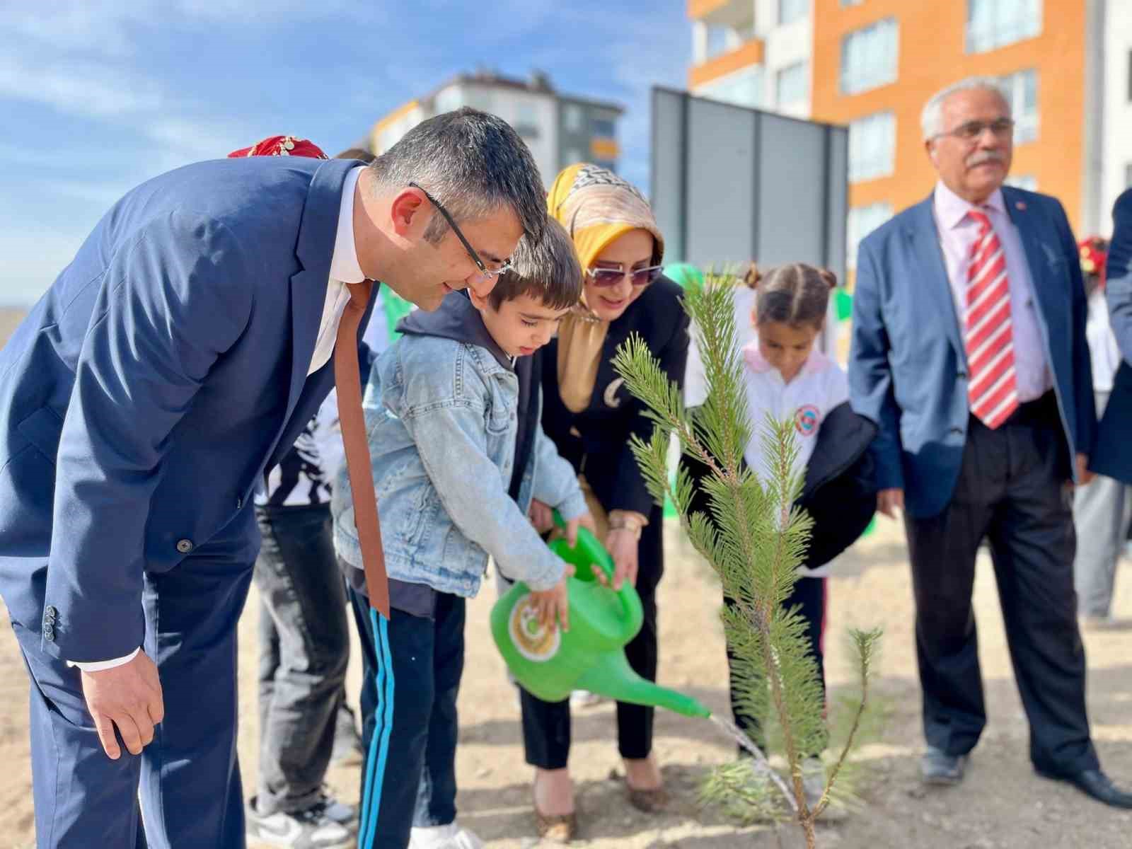 Niğde&rsquo;de fidanlar toprakla buluştu

