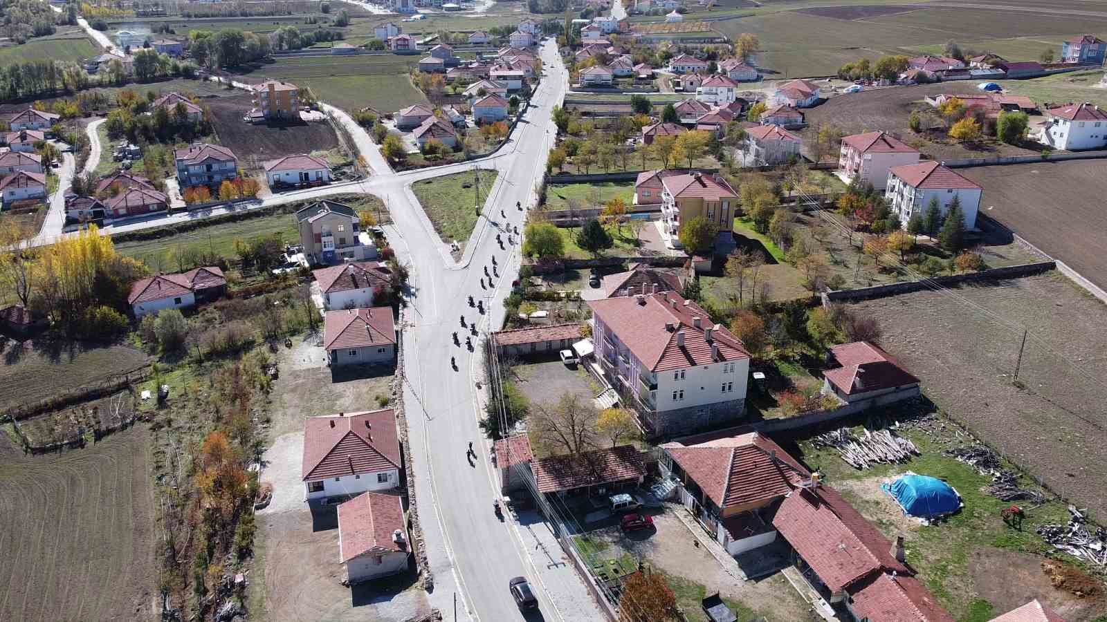 İki teker üzerinde yolculuk yapan motosiklet tutkunları, kentin farklı noktalarını tanıtıyor