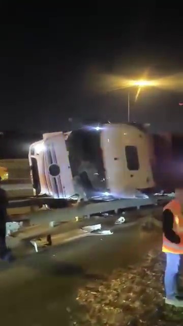 Virajı alamayan yonga yüklü tır devrildi