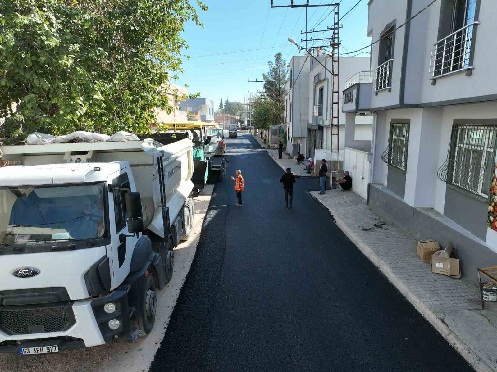 B&uuml;y&uuml;kşehir&rsquo;den Ceylanpınar&rsquo;daki yolda asfalt &ccedil;alışması
