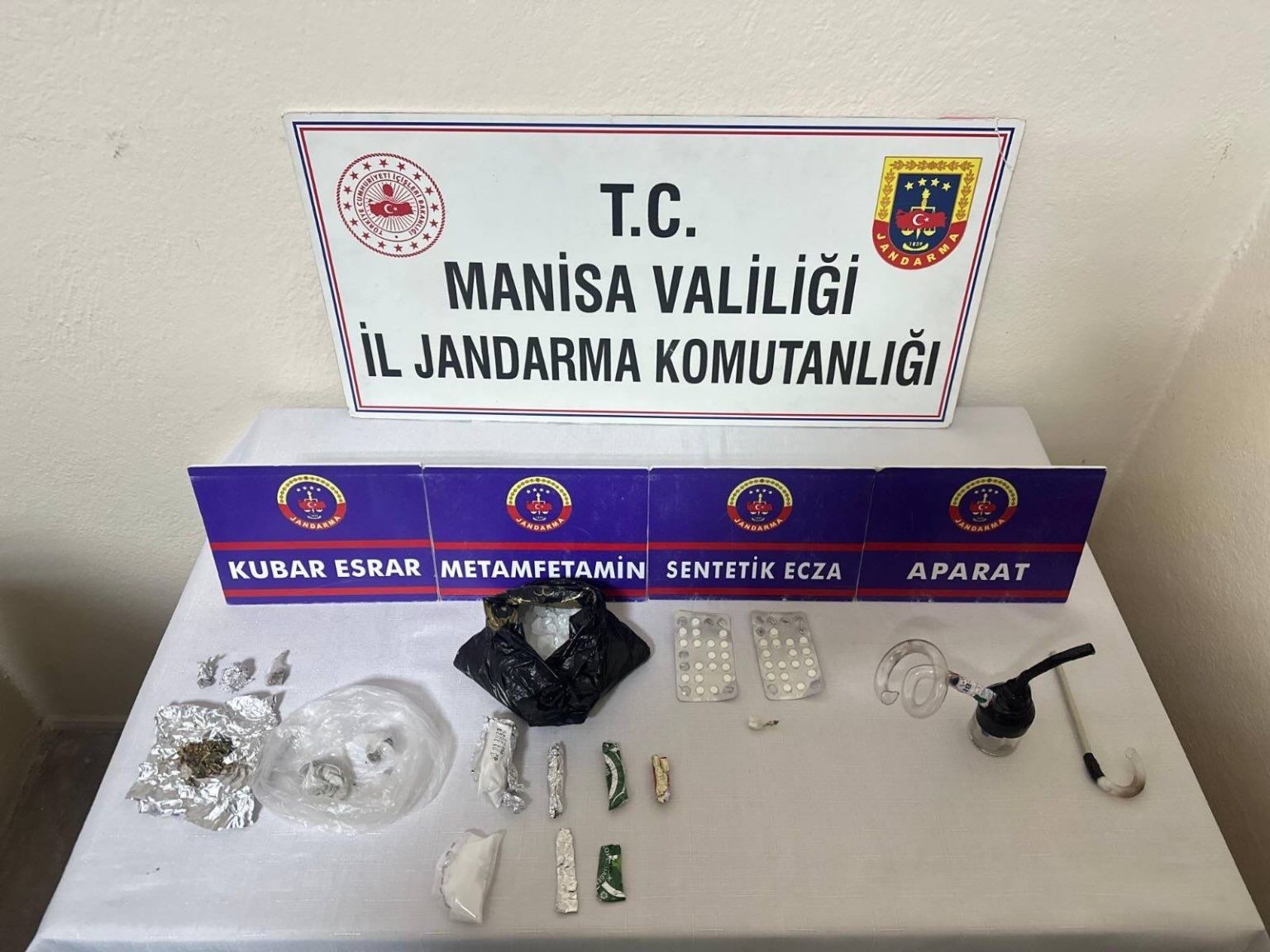 Manisa jandarmasından uyuşturucu operasyonu: 3 tutuklama

