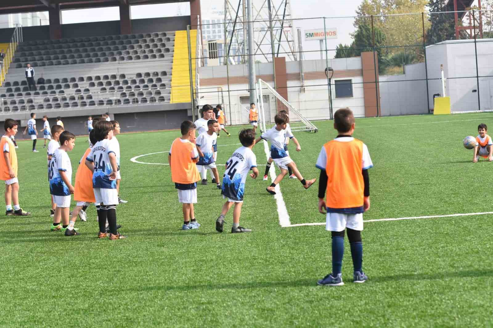 Yunusemre Belediyespor’un altyapı seçmelerine yoğun ilgi