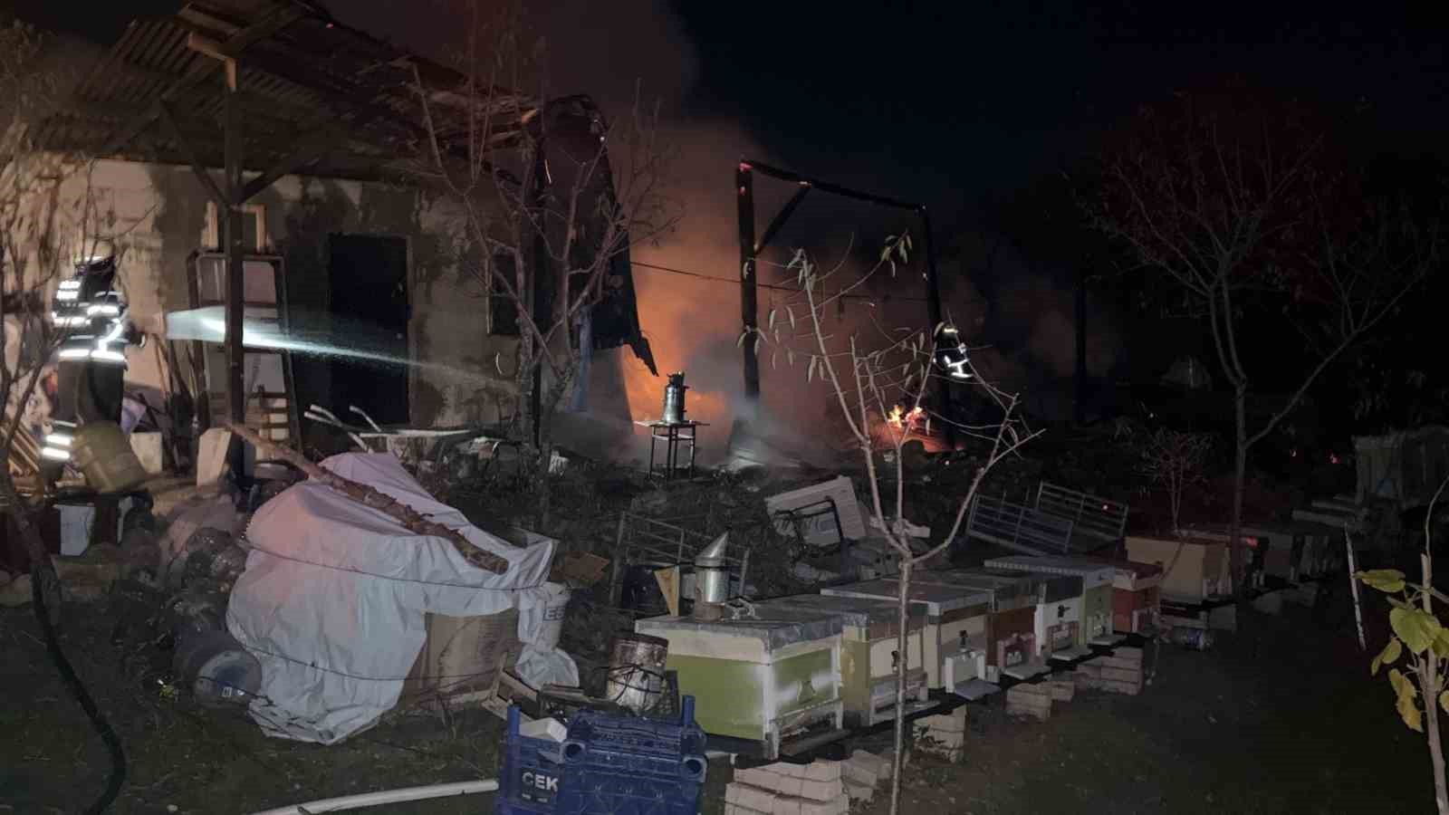 Arı kovanlarının bulunduğu sundurma yapıda yangın
