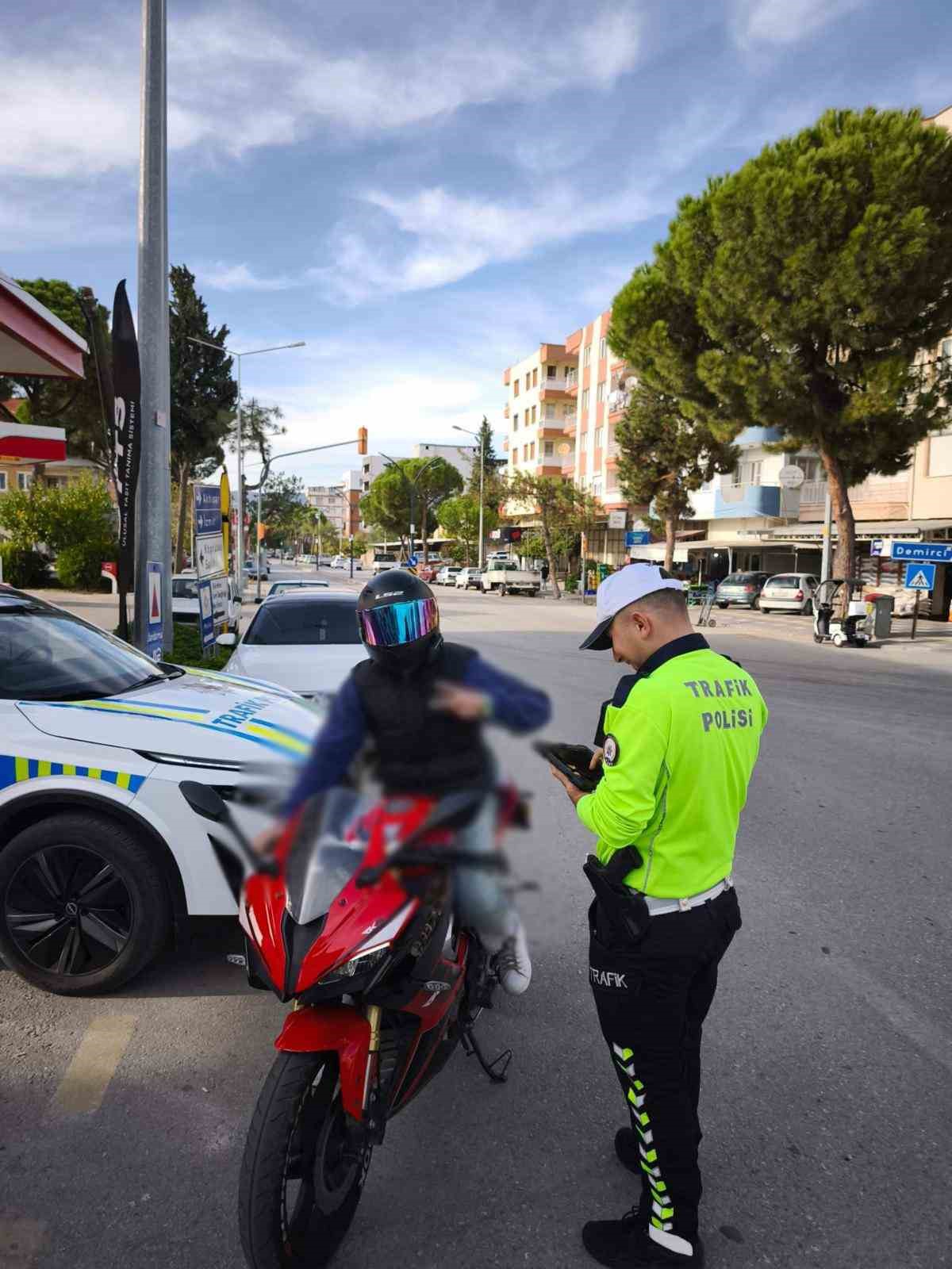 Manisa&rsquo;da motosiklet ve film cam denetimi
