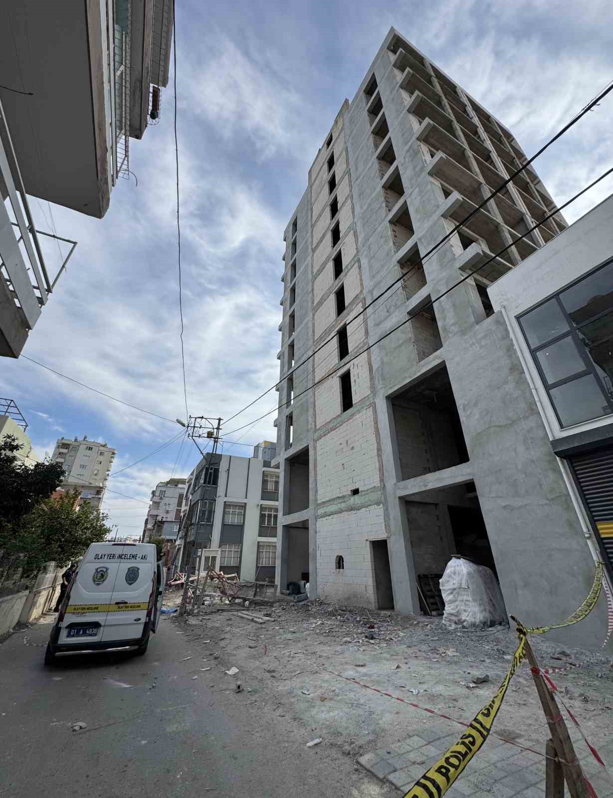 Adana&rsquo;da demir iskele zemine &ccedil;akıldı: 1 &ouml;l&uuml;, 1 yaralı
