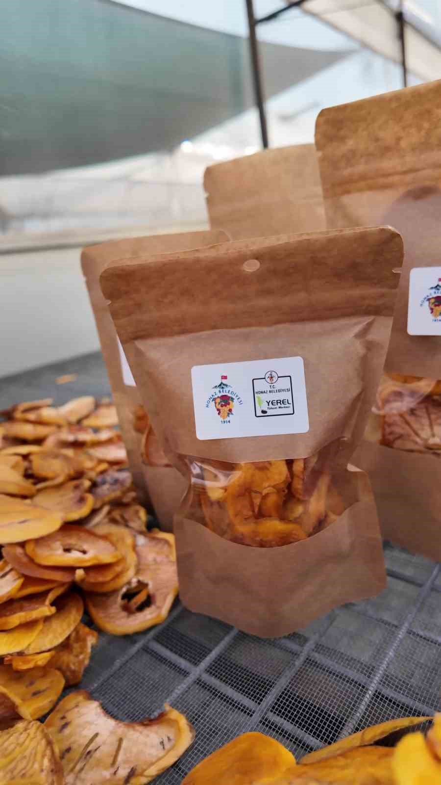 Honaz’ın meşhur cennet hurmasının cips olarak sofralara yolculuğu başladı