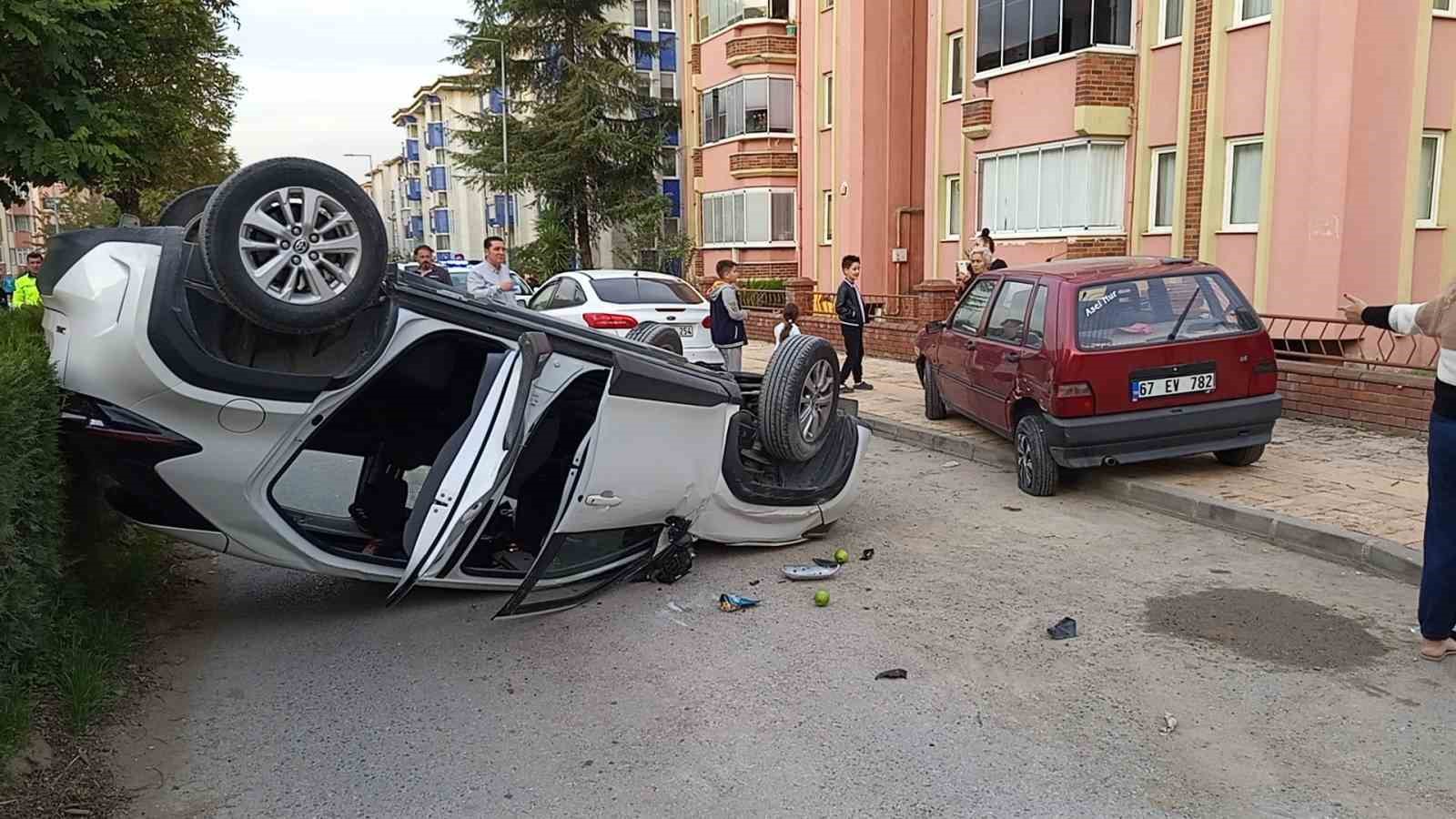 Otomobil park halinde olan araca çarpıp ters şekilde durabildi: 3 yaralı