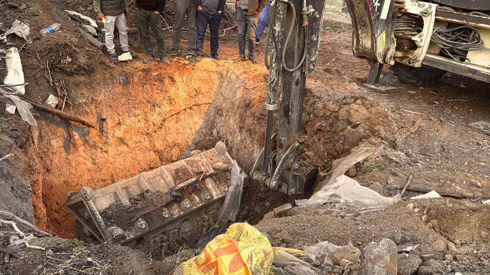 JASAT toprağa gömülü halde sahte lahit buldu