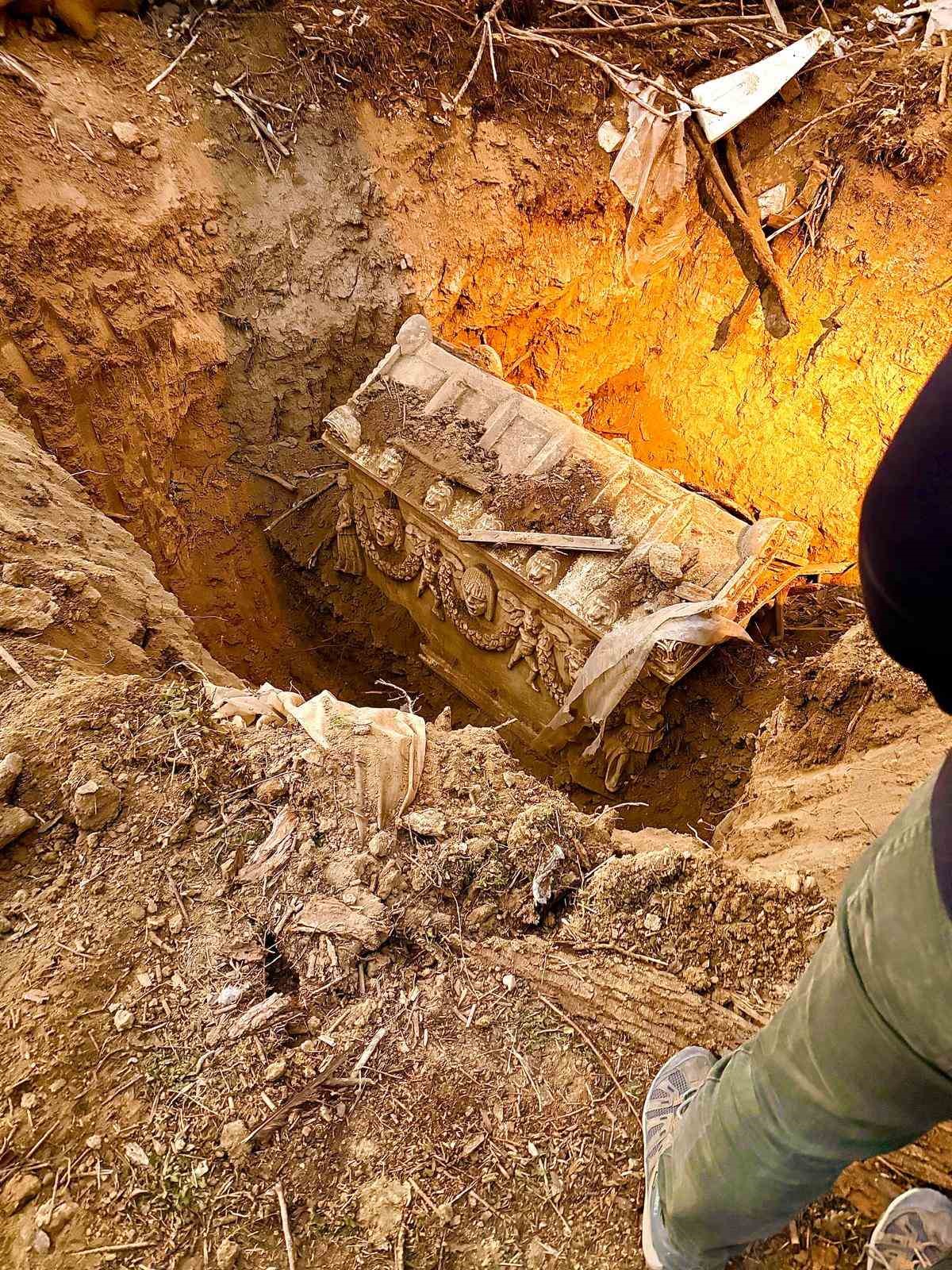 JASAT toprağa g&ouml;m&uuml;l&uuml; halde sahte lahit buldu
