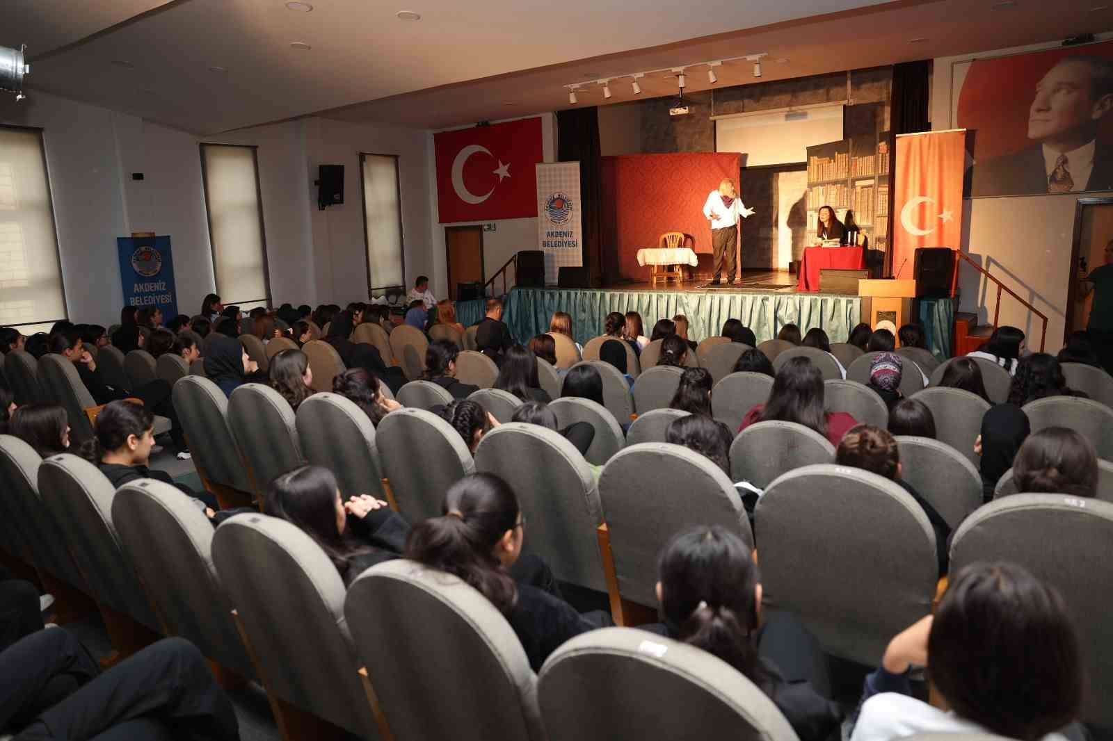 Mersin’de gençler madde bağımlılığına karşı tiyatro ile bilinçleniyor