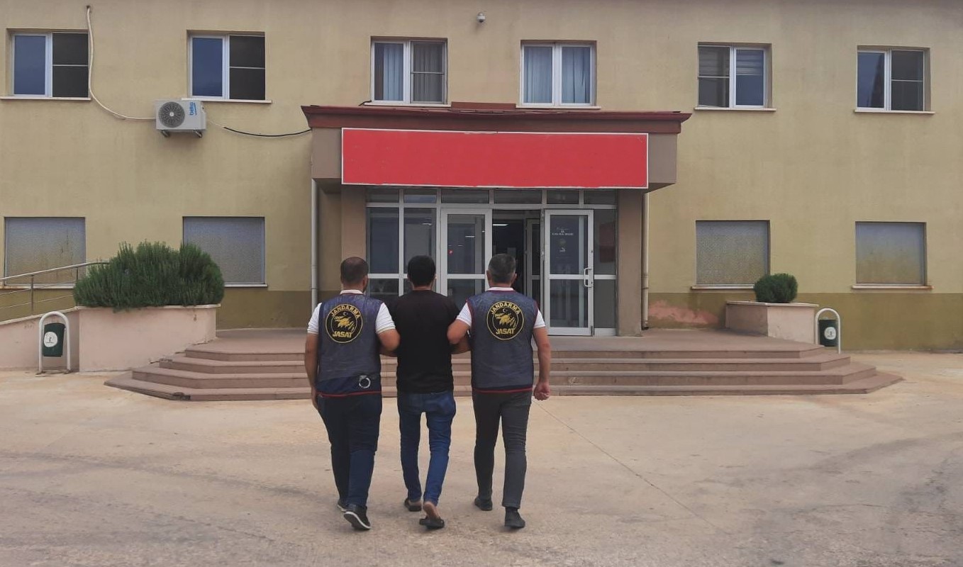 Çeşitli suçlardan aranan 3 şahsı jandarma yakaladı