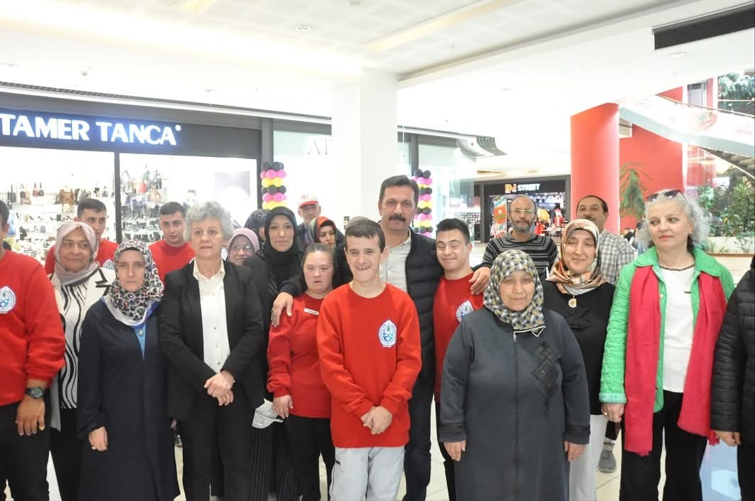 K&uuml;tahya&rsquo;da "Mutlu &Ouml;zel &Ccedil;ocuk Aileleri Projesi" sergisi
