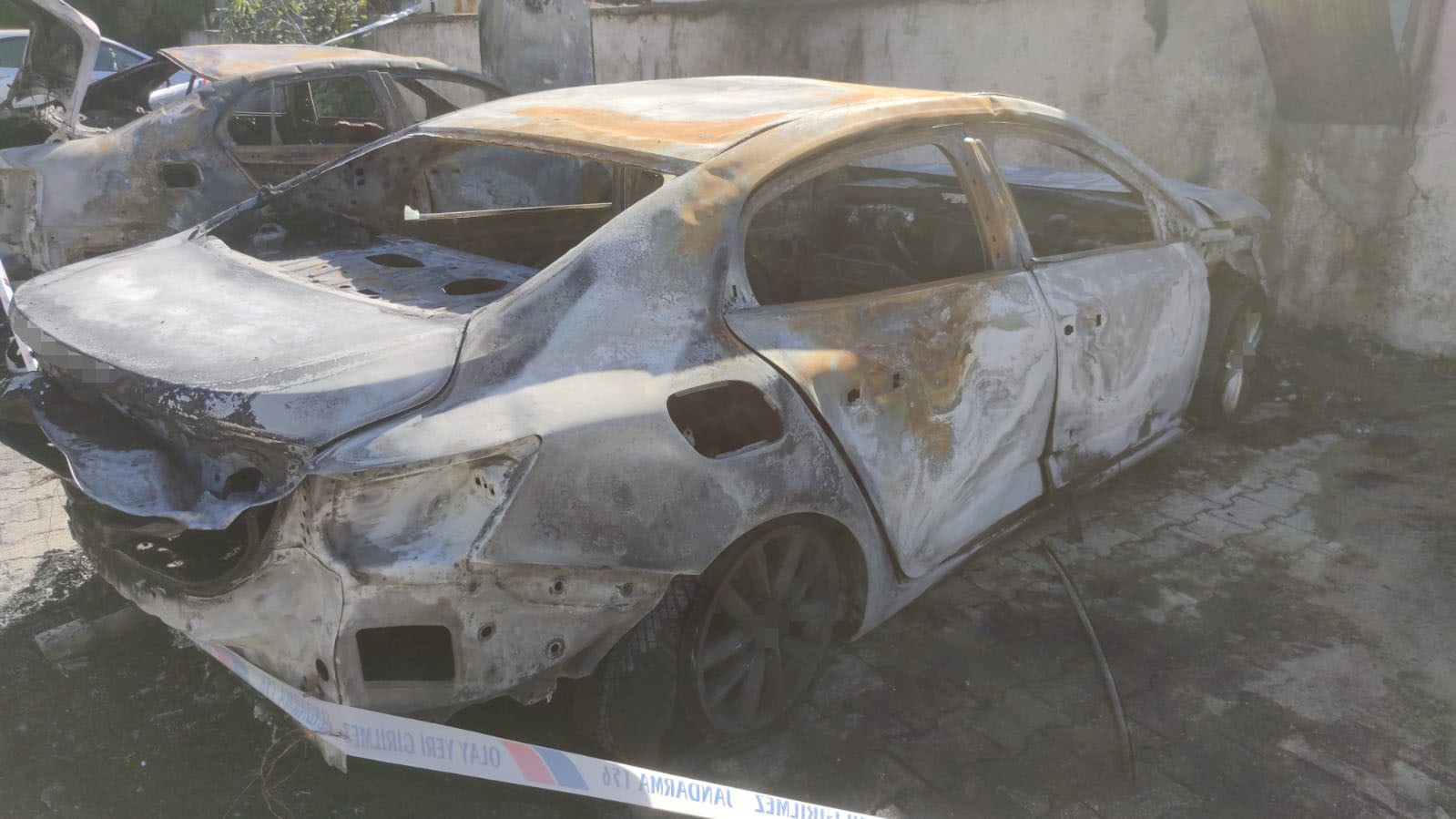 Şırnak&rsquo;ta park halindeki iki ara&ccedil; alev aldı
