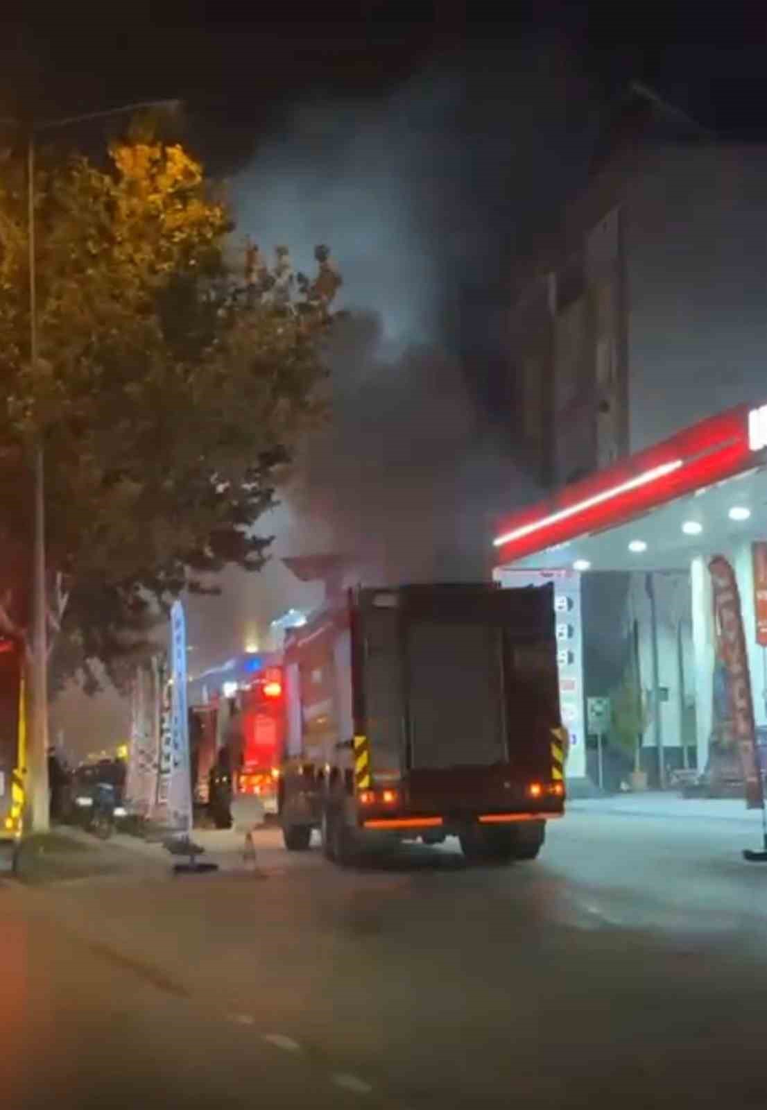 Bursa&rsquo;da korkutan yangın: Alevler akaryakıt istasyonuna sıçramadan söndürüldü