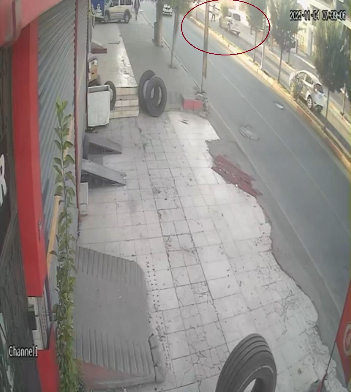 Siirt’te aracın yayaya çarptığı anlar güvenlik kamerasına yansıdı