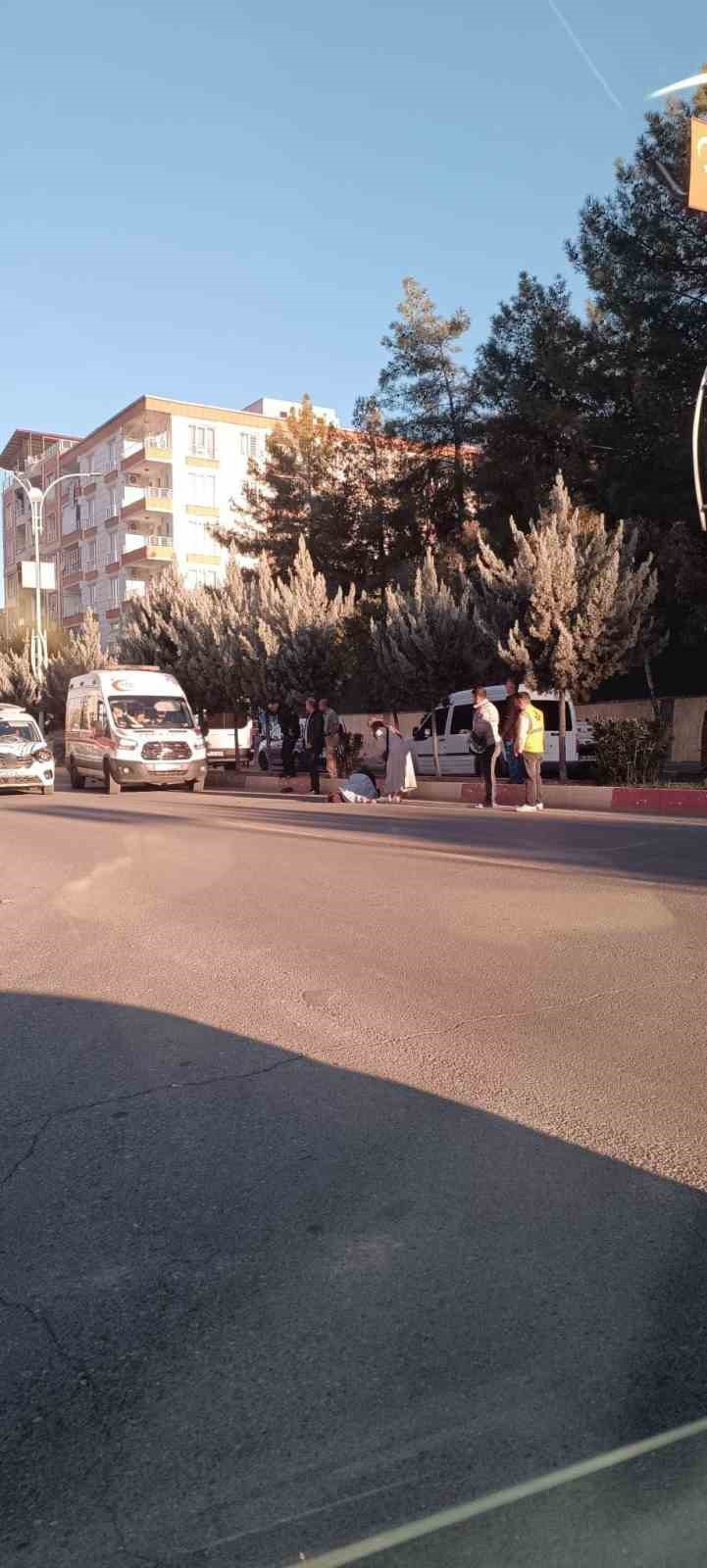 Siirt’te aracın yayaya çarptığı anlar güvenlik kamerasına yansıdı