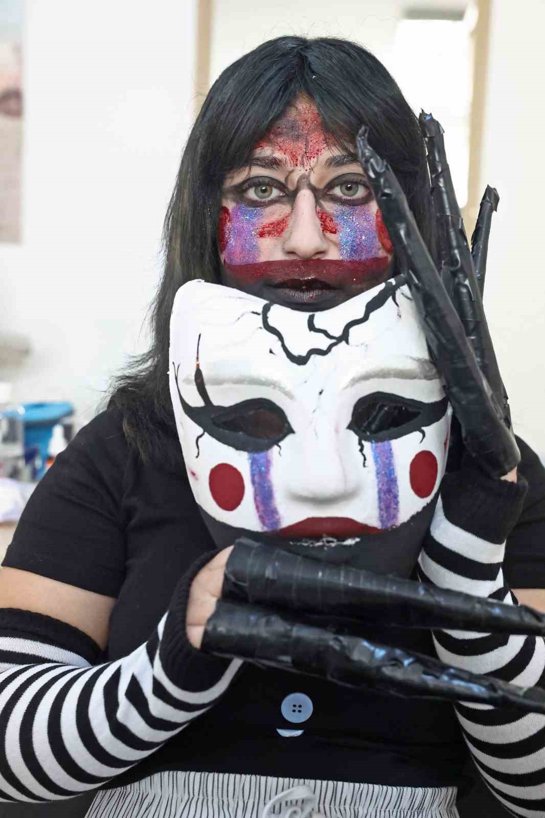 Antalya&rsquo;da g&ouml;renleri &lsquo;korkutan&rsquo; makyaj
