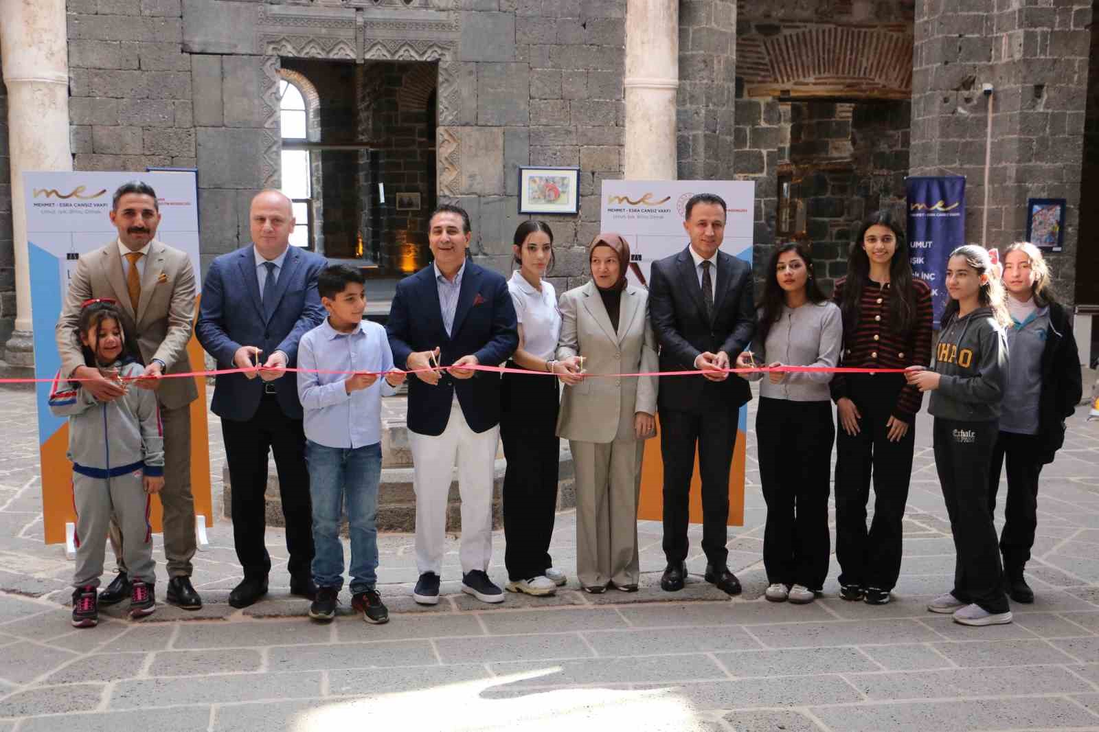 Diyarbakır&rsquo;da sanatla buluşan gen&ccedil; yetenekler &ouml;d&uuml;llerini aldı
