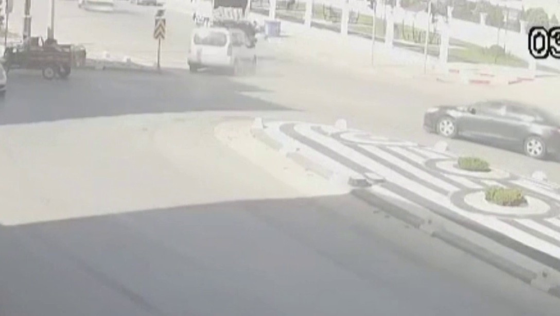 Motosiklet sürücüsünün saniyelerle ölümden döndüğü kaza kamerada