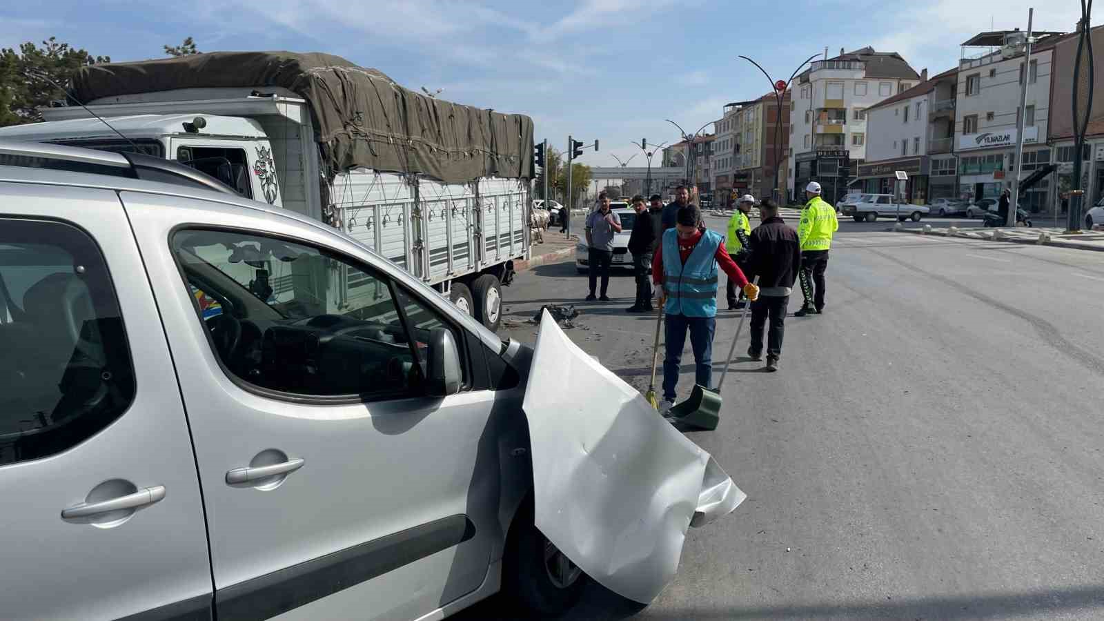 Motosiklet sürücüsünün saniyelerle ölümden döndüğü kaza kamerada